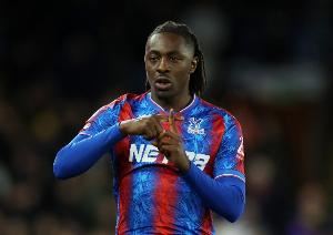 英媒：枪手引进埃泽在支付方式上与水晶宫达成一致，可先付4500万