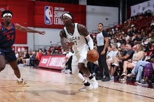 效率相当可以！利文斯顿12中7&三分6中3得18分3板2助