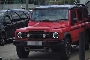 红魔球迷吐槽塞斯科红色吉普车：希望他球踢得比选车的品味好