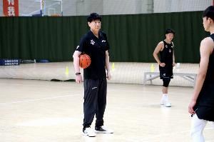 媒体人：山东男篮今年会选五六名年轻球员进一线队 一周内确定