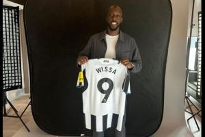 记者晒照：新援维萨将身披纽卡斯尔9号球衣，转会费总价5500万镑