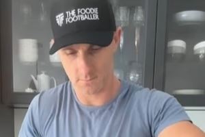 邮报：前英超球员皮尤退役后成为美食博主，分享健康食谱并教做菜