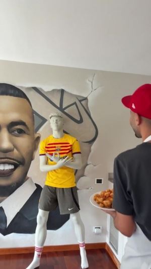 😅亚马尔父亲家里有个儿子庆祝的模型，亲了一口说“爸爸爱你”