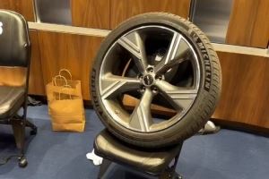 又塞爆米花又被卸轮胎！博纳因不听恩比德的话 被队友整蛊