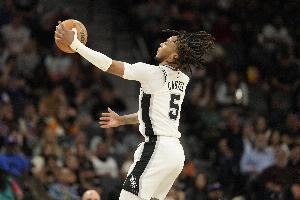 卡斯尔揭幕战砍20+5+5 自2020年德罗赞和德章泰-穆雷后马刺首人