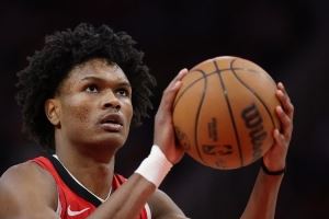 拉加-贝尔：KD和申京能吸引包夹 阿门必须要出手那些空位的投篮