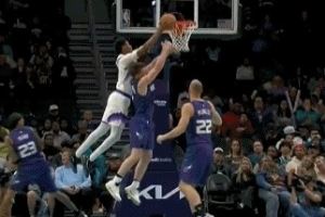 正面对决！贝利空接隔扣直接扣翻克尼佩尔