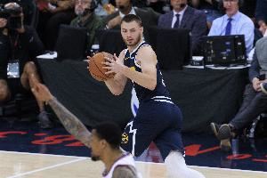 铁但积极！布劳恩14中5拿11分8板7助 贾马尔·穆雷15中4得14分8板