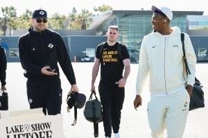 五连客!湖人众将登机造型:全员舒适出行 艾顿大粗项链带着累吗