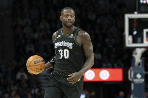 挺身而出!兰德尔骑马射箭 漂移投篮打成2+1带队追分